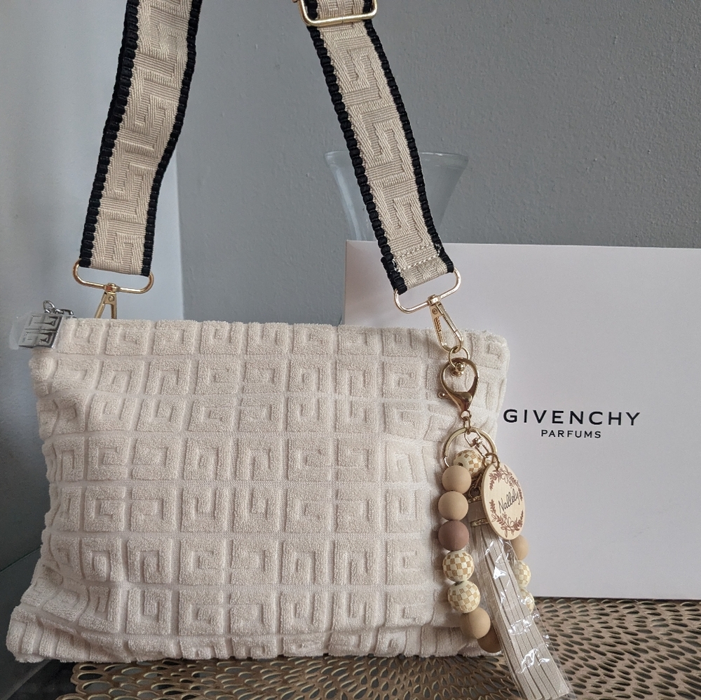 Givenchy - Picture 2 of 8